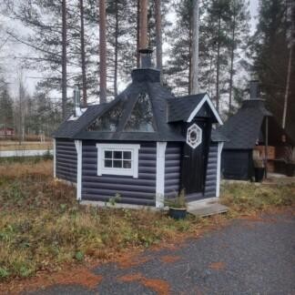 Näyttelytuote tehtaan pihasta Luxus saunakota Kombi Suomi